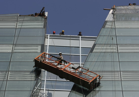 图文:施工吊篮突遇险 4工人惊魂逃生_新闻中心_新浪网