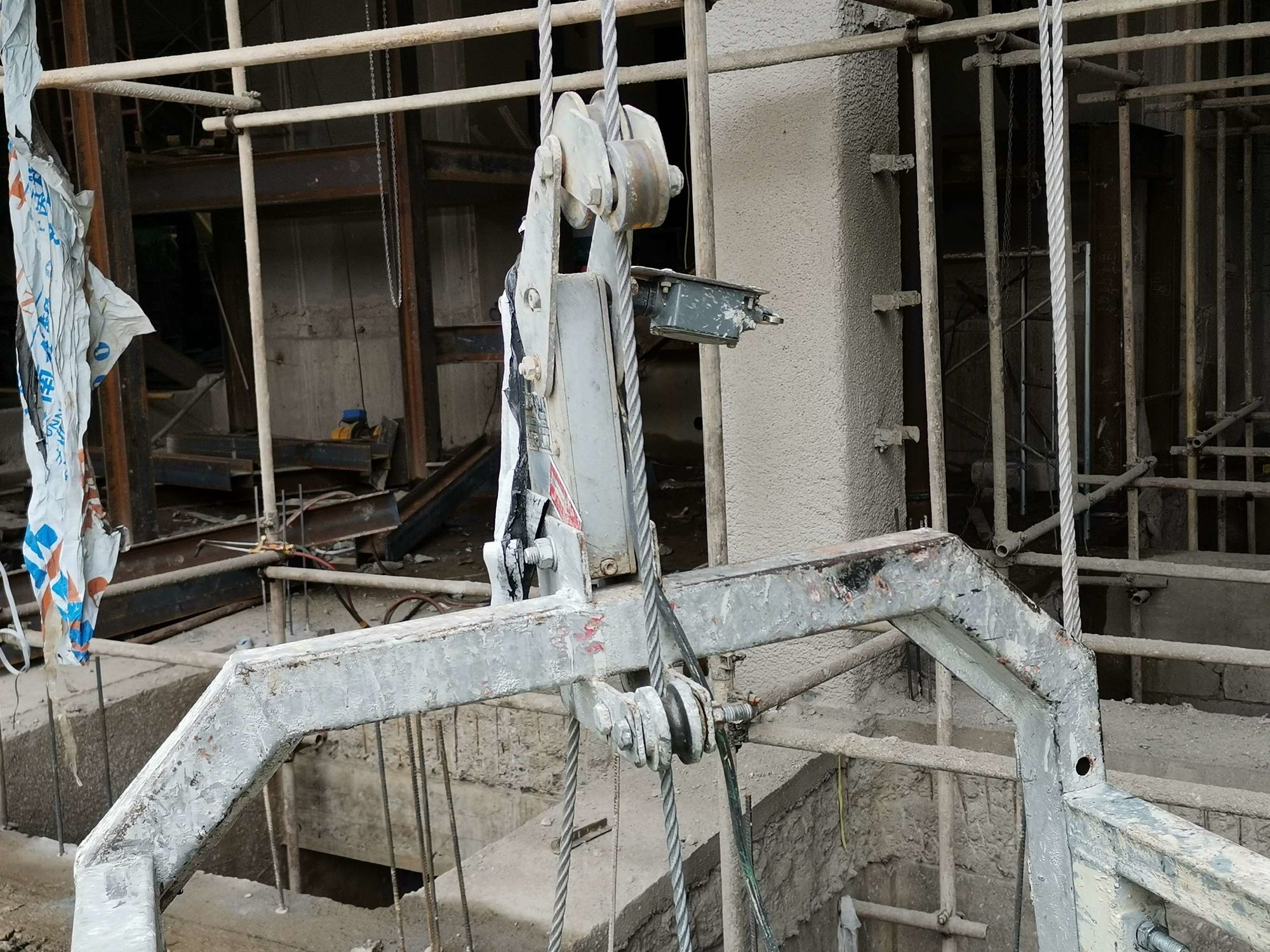 改建区吊篮限位器损坏.